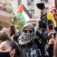 סטודנטים פרו־פלסטינים ואנטי־ישראלים מפגינים ליד אוניברסיטת קולומביה בניו יורק, 15 בנובמבר 2023 (צילום: SPENCER PLATT / Getty Images via AFP)