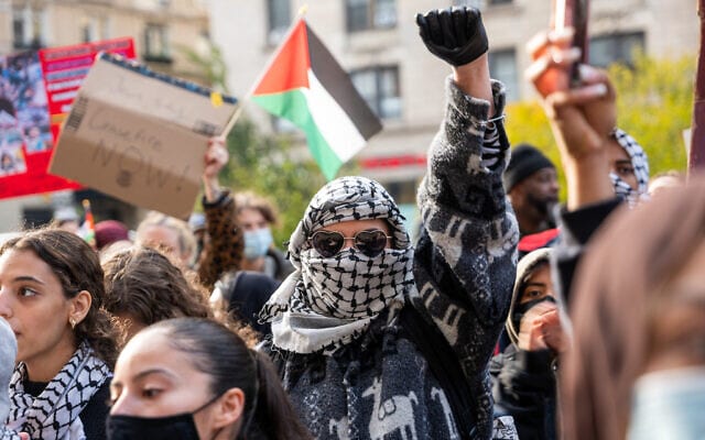 סטודנטים פרו־פלסטינים ואנטי־ישראלים מפגינים ליד אוניברסיטת קולומביה בניו יורק, 15 בנובמבר 2023