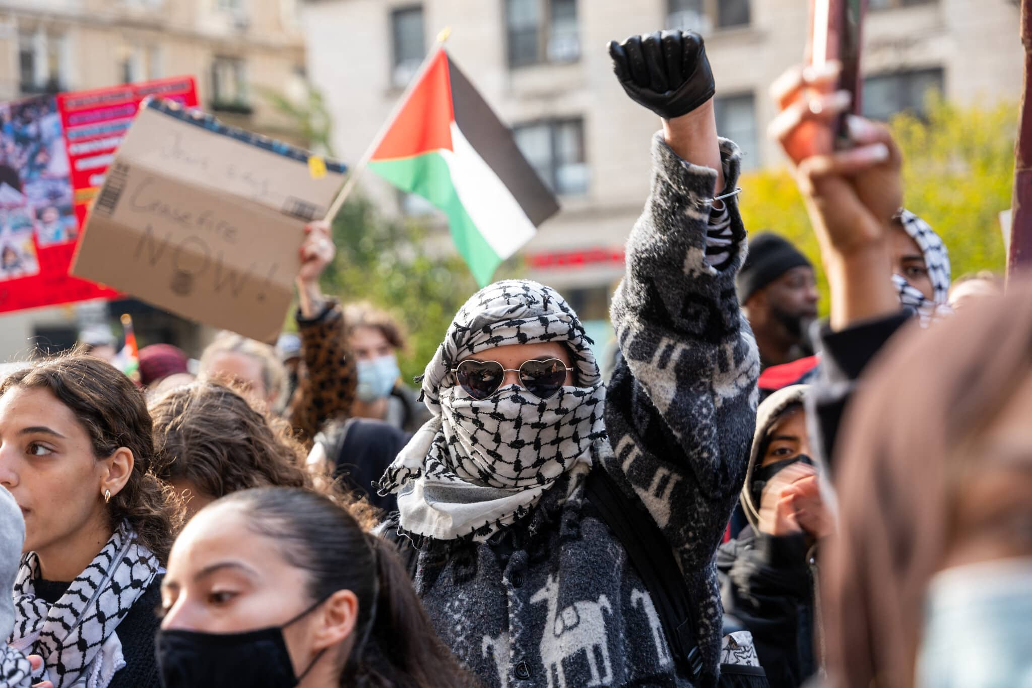 סטודנטים פרו־פלסטינים ואנטי־ישראלים מפגינים ליד אוניברסיטת קולומביה בניו יורק, 15 בנובמבר 2023 (צילום: SPENCER PLATT / Getty Images via AFP)