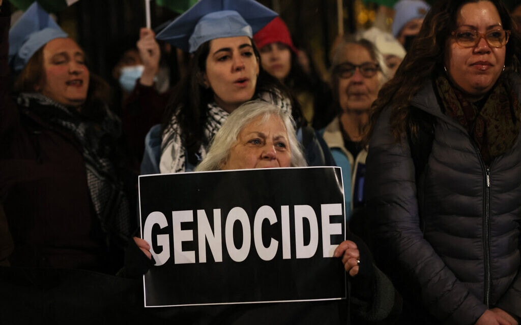 הפגנה נגד השעיית הארגונים &quot;סטודנטים למען צדק לפלסטין&quot; ו&quot;הקול היהודי למען שלום&quot; באוניברסיטת קולומביה בניו יורק, 20 בנובמבר 2023 (צילום: Michael M. Santiago / GETTY IMAGES NORTH AMERICA / Getty Images via AFP)