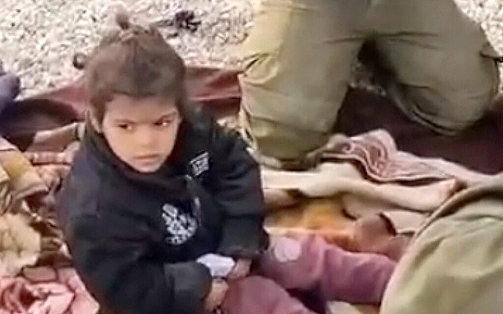 ילדה עזתית תועה שהגיע למגנן של חיילי צה"ל בצפון רצועת עזה, 10 בדצמבר 2023 (צילום: דניאל רוזנפלד)
