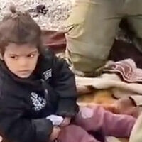 ילדה עזתית תועה שהגיע למגנן של חיילי צה"ל בצפון רצועת עזה, 10 בדצמבר 2023