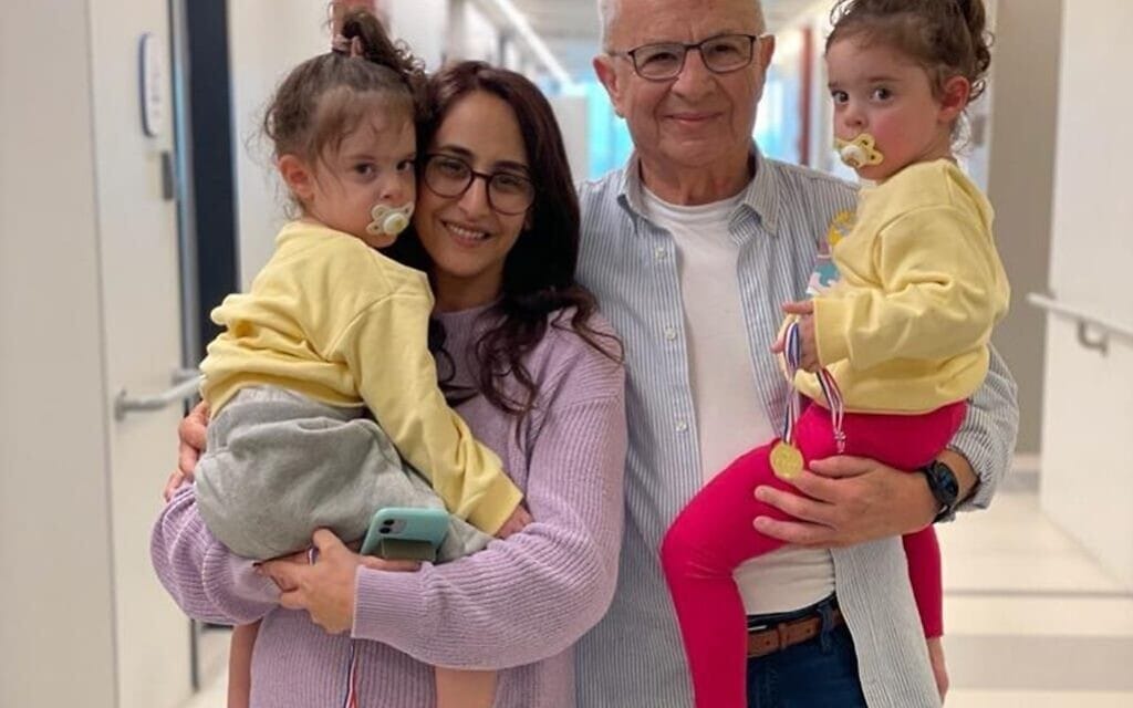 שרון קוניו והתאומות אמה ויולי שחזרו משבי חמאס שוחררו מבית החולים, 7 בדצמבר 2023 (צילום: דוברות מרכז שניידר)