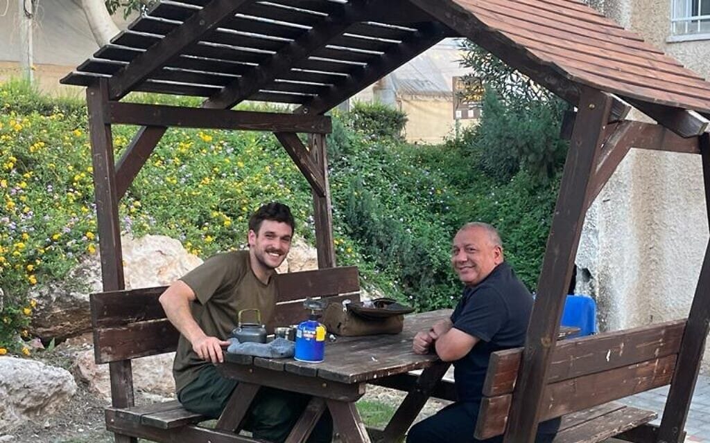 רס"ר (מיל') גל מאיר איזנקוט שנפל ברצועת עזה עם אביו גדי איזנקוט (צילום: באדיבות המשפחה) רס"ר (מיל') גל מאיר איזנקוט שנפל ברצועת עזה עם אביו גדי איזנקוט (צילום: באדיבות המשפחה)