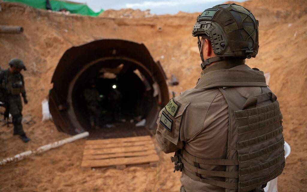 חיילים בתוך המנהרה הגדולה ביותר שאותרה ברצועת עזה, 17 בדצמבר 2023 (צילום: דובר צה"ל)