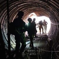 חיילים בתוך המנהרה הגדולה ביותר שאותרה ברצועת עזה, 17 בדצמבר 2023 (צילום: דובר צה"ל)