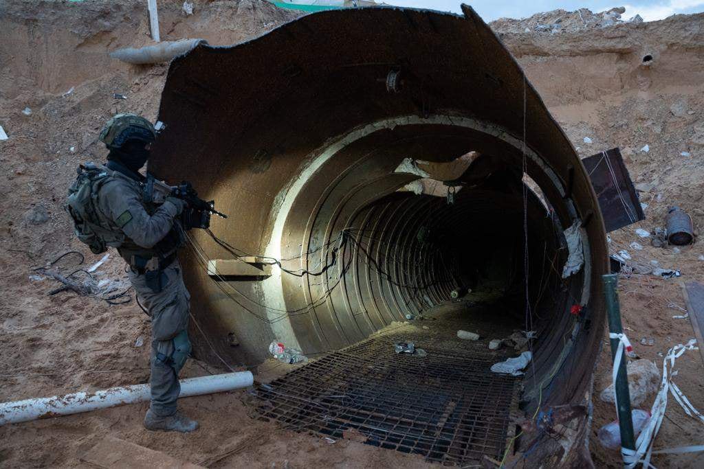 חיילים בתוך המנהרה הגדולה ביותר שאותרה ברצועת עזה, 17 בדצמבר 2023 (צילום: דובר צה&quot;ל)