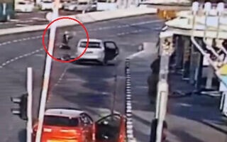 תיעוד של יובל קסטלמן מרים ידיים לפני שנורה בידי החייל אביעד פריג'ה בפיגוע בירושלים, 30 בנובמבר 2023 (צילום: צילום מסך ממצלמות האבטחה במקום) תיעוד של יובל קסטלמן מרים ידיים לפני שנורה בידי החייל אביעד פריג'ה בפיגוע בירושלים, 30 בנובמבר 2023 (צילום: צילום מסך ממצלמות האבטחה במקום)