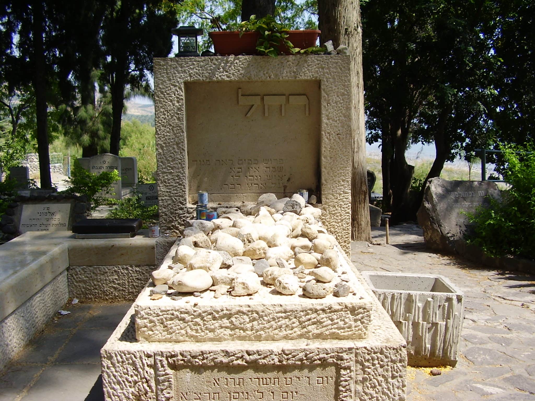 הקבר של רחל המשוררת בבית הקברות כינרת (צילום: אבישי טייכר, ויקיפדיה)