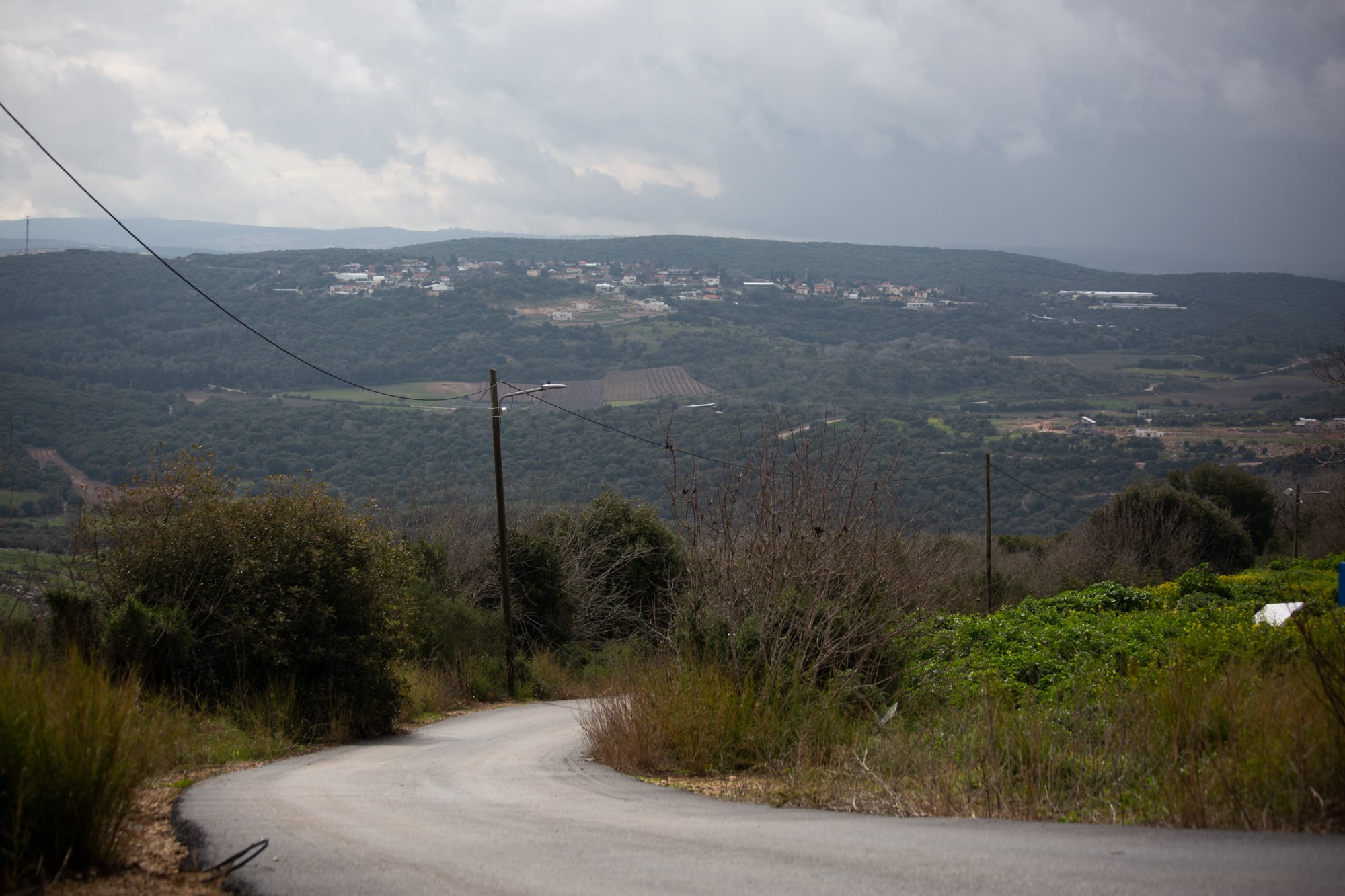הכביש ליד מושב שתולה והנוף לעבר דרום לבנון (צילום: דפנה טלמון)