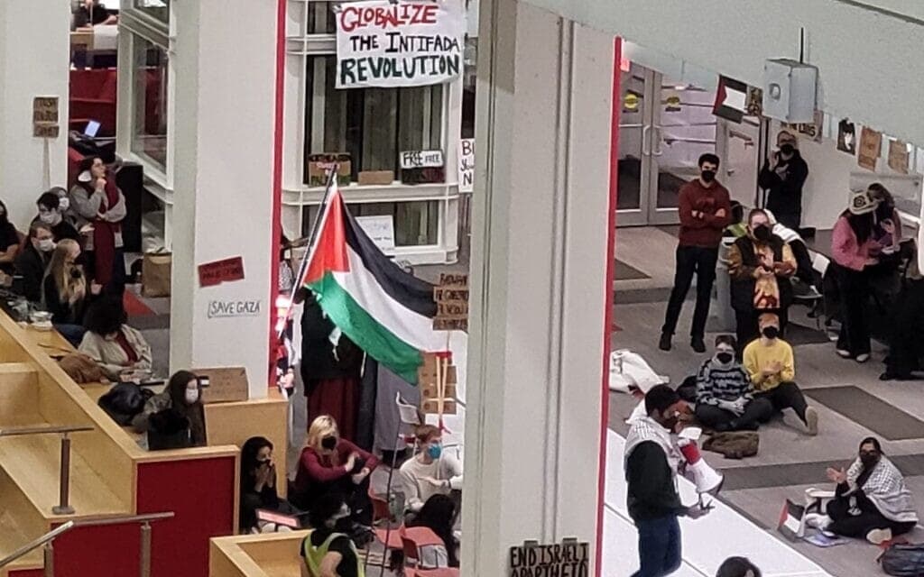 .הפגנה למען פלסטין ביום שישי בערב במרכז הסטודנטים באוניברסיטת Northeastern (צילום: דניאל רוזנמן)
