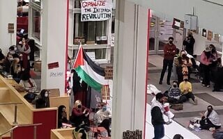 .הפגנה למען פלסטין ביום שישי בערב במרכז הסטודנטים באוניברסיטת Northeastern (צילום: דניאל רוזנמן) .הפגנה למען פלסטין ביום שישי בערב במרכז הסטודנטים באוניברסיטת Northeastern (צילום: דניאל רוזנמן)