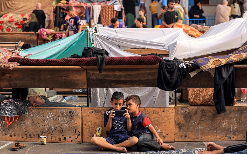 עקורים פלסטינים במחנה פליטים של אונר&quot;א בחאן יונס, 25 באוקטובר 2023 (צילום: MAHMUD HAMS / AFP)