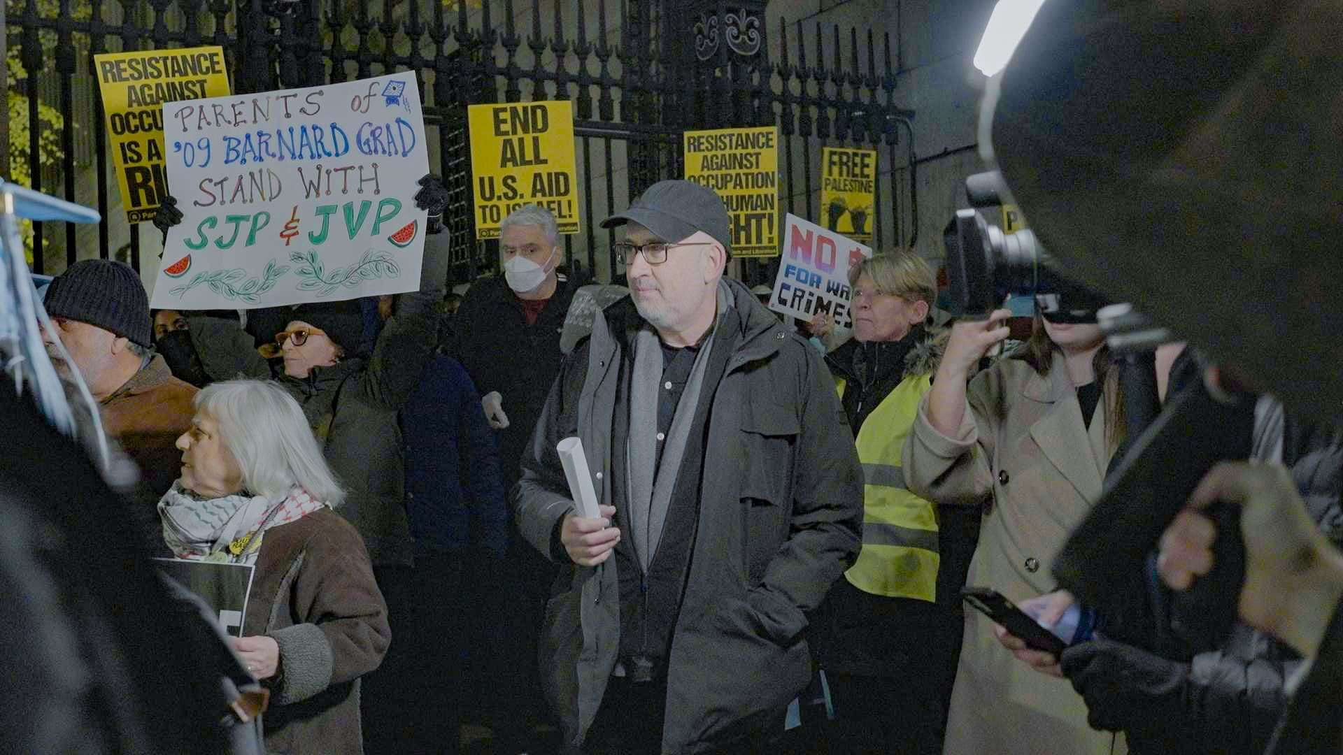 גיא רולניק בהפגנה פרו-פלסטינית נגד ישראל באוניברסטית קולומביה בניו יורק, נובמבר 2023 (צילום: &quot;כאן 11&quot;)