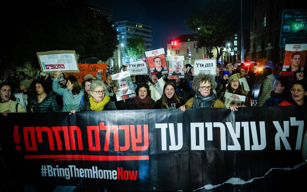 הפגנה מול מעון ראש הממשלה בירושלים בקריאה לשחרור מיידי של החטופים המוחזקים בשבי חמאס, 24 בינואר 2024 (צילום: יונתן זינדל/פלאש90)