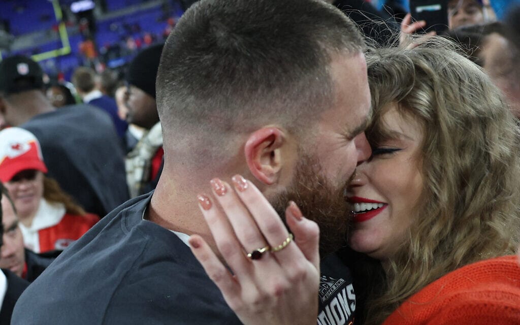 טיילור סוויפט וטרוויס קלסי חולקים רגע אינטימי אחרי עלייתה של קבוצת הפוטבול קנזס סיטי לסופרבול, 28 בינואר 2024 (צילום: Patrick Smith/Getty Images via AFP)