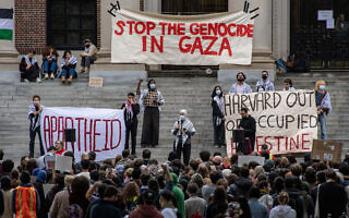 סטודנטים פרו־פלסטינים מפגינים נגד פעולות צה"ל בעזה, הרווארד, ארה"ב, 14 באוקטובר 2023 (צילום: Joseph Prezioso / AFP)
