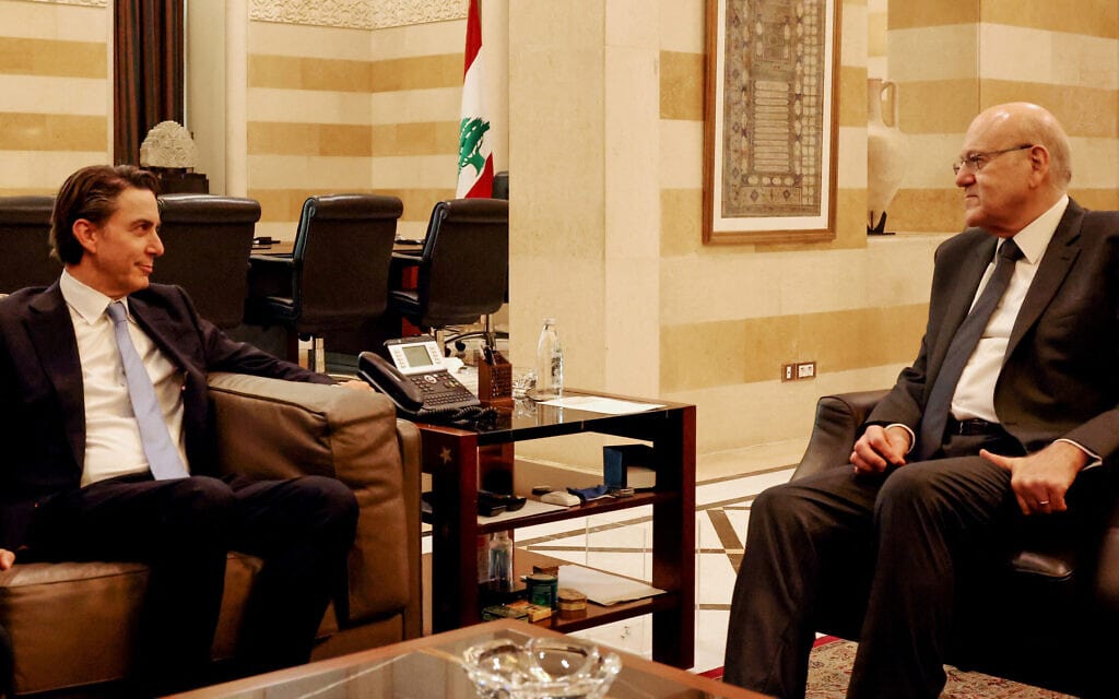 ראש ממשלת לבנון נג'יב מיקאתי (מימין) ויועצו הבכיר של נשיא ארצות הברית עמוס הוכשטיין בביירות, 7 בנובמבר 2023 (צילום: JOSEPH EID / AFP)