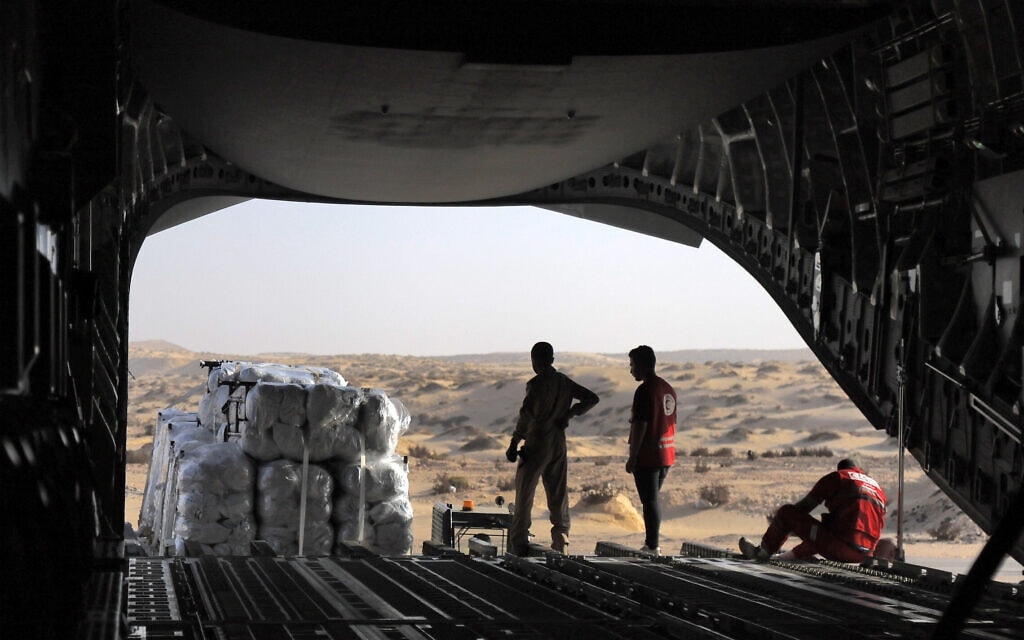 מטוס קטארי עם סיוע הומניטרי עבור תושבי עזה בשדה התעופה אל עריש בסיני, 9 בנובמבר 2023 (צילום: Karim JAAFAR / AFP)