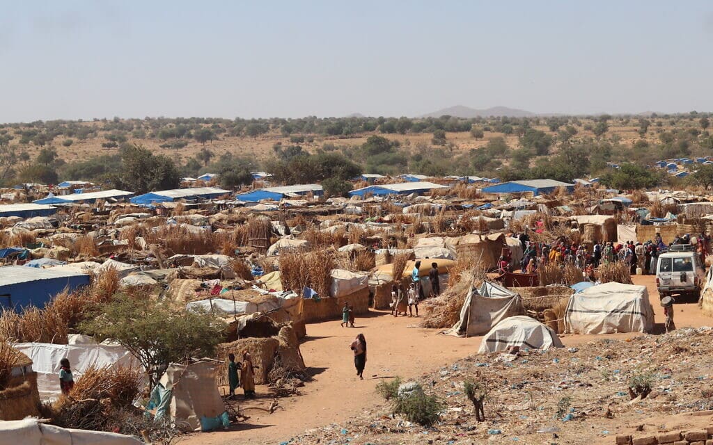 מבט על מחנה פליטים באדרה, צ&#039;אד, הסמוך לגבול עם סודאן, 7 בדצמבר 2023 (צילום: Denis Sassou Gueipeur / AFP)