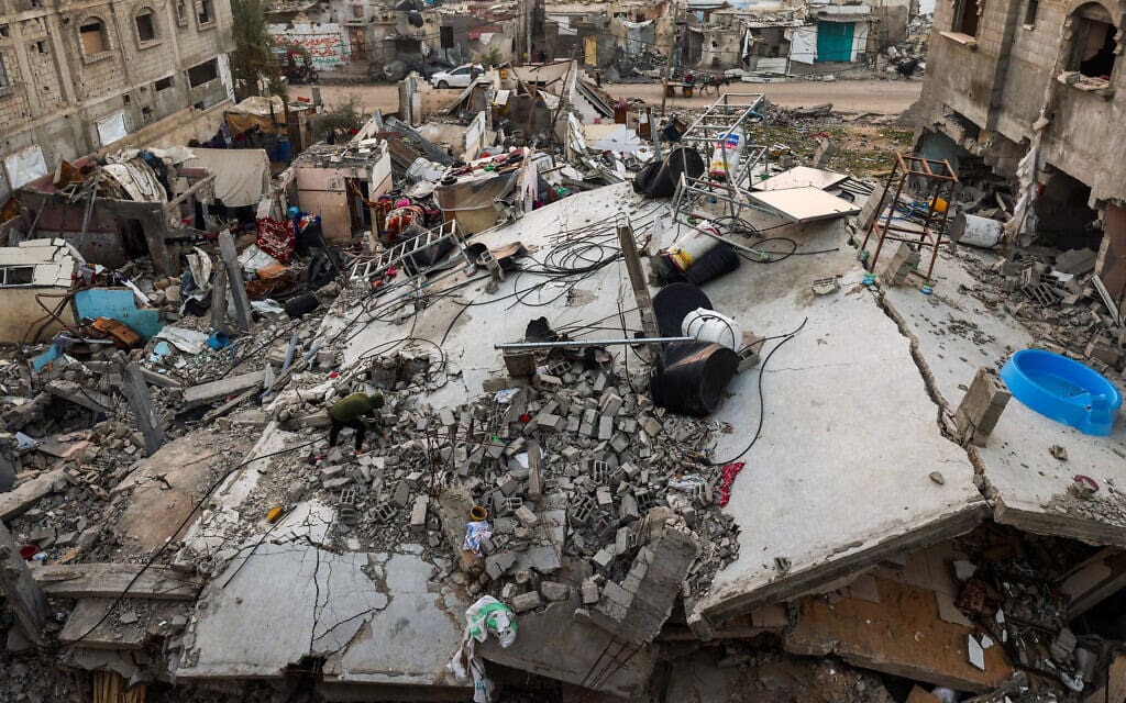 מבנה במחנה הפליטים רפיח שהופצץ על ידי ישראל, 1 בינואר 2024 (צילום: AFP)