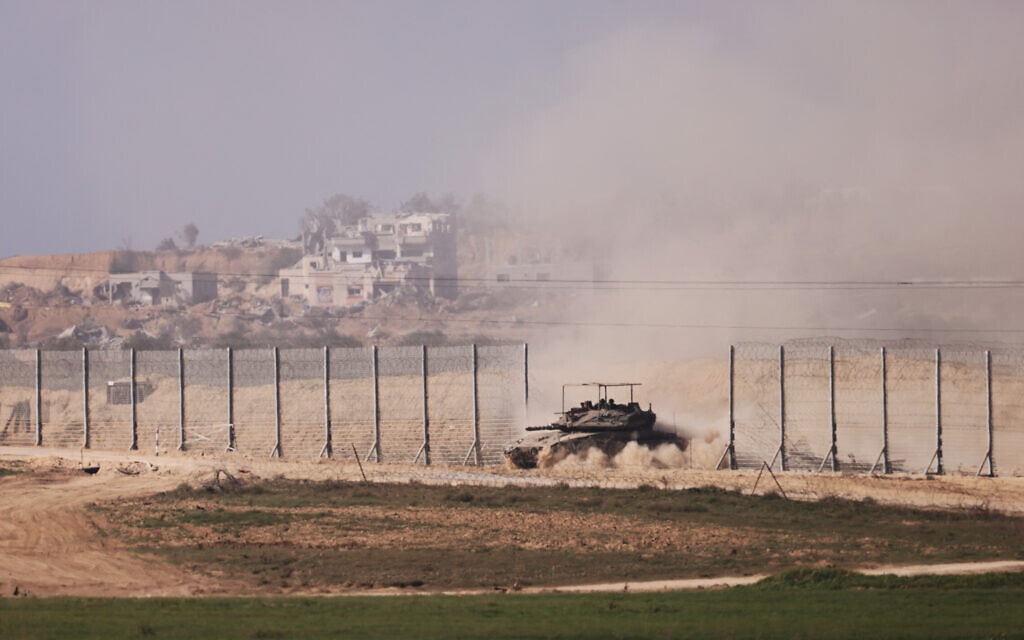 טנק ישראלי שב מרצועת עזה לשטח המדינה, 1 בינואר 2024 (צילום: Menahem KAHANA / AFP)