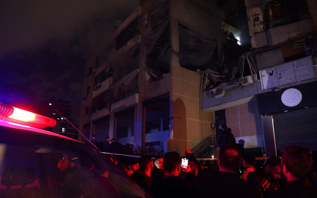 זירת הפיצוץ בדרום ביירות בו חוסל בכיר חמאס סאלח אל-עארורי, 2 בינואר 2024 (צילום: Anwar AMRO / AFP)