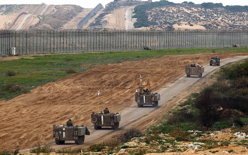 שיירת נגמ"שים בגבול עזה. 3 בינואר 2024 (צילום: JACK GUEZ / AFP)