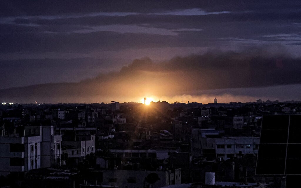 כדור אש בעקבות הפצצה ישראלית בחאן יונס, 3 בינואר 2024 (צילום: AFP)