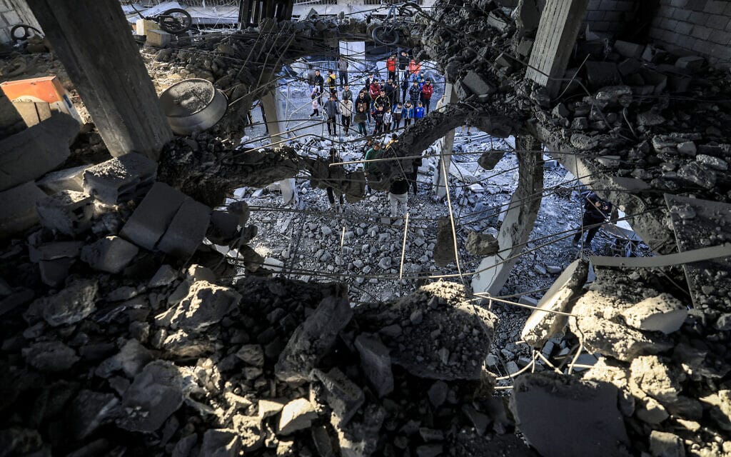 מבנה ברפיח שנפגע בתקיפה ישראלית, 3 בינואר 2024 (צילום: AFP)