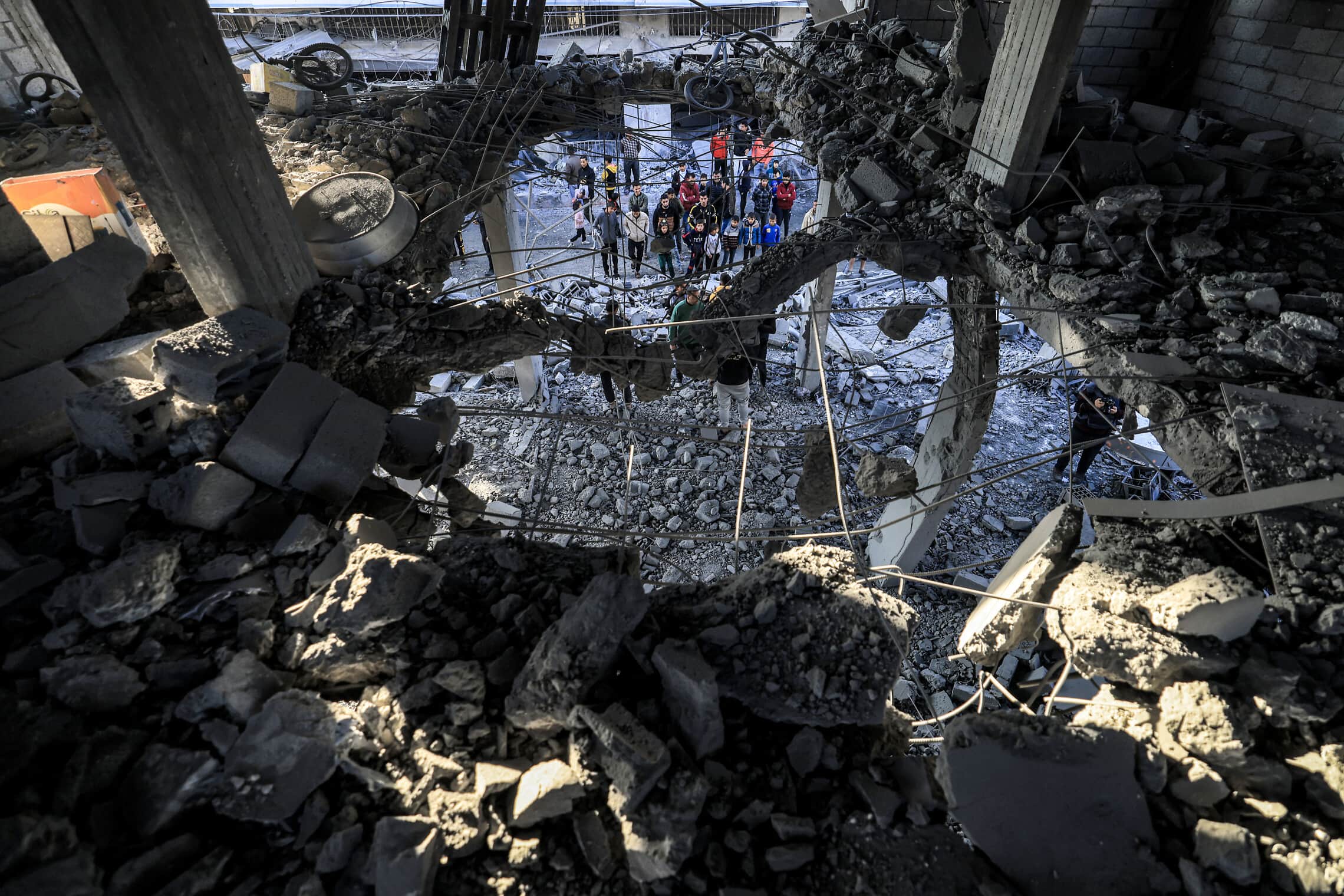 מבנה ברפיח שנפגע בתקיפה ישראלית, 3 בינואר 2024 (צילום: AFP)