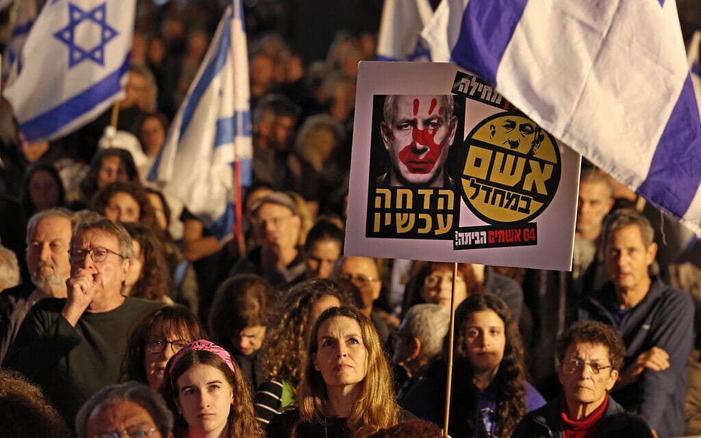 מפגינים קוראים להתפטרות הממשלה בהפגנה בתל אביב ב-6 בינואר 2024 (צילום: AHMAD GHARABLI / AFP)
