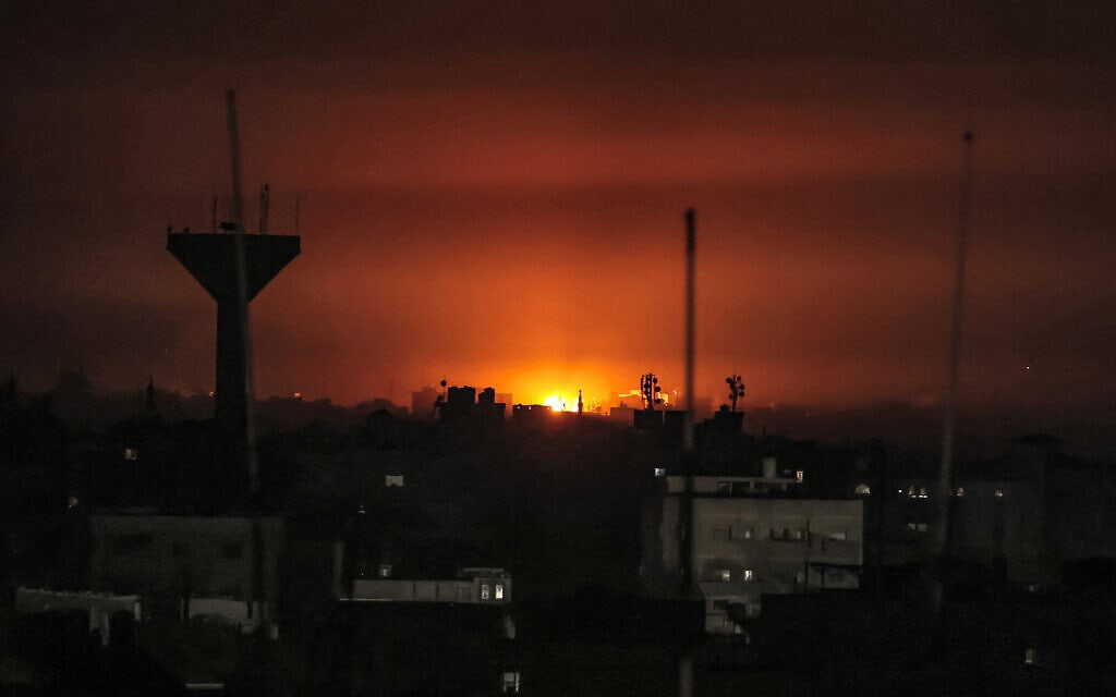 הפצצה של צה"ל על רקע קו הרקיע של חאן יוניס כפי שצולמה מרפיח בדרום רצועת עזה. 8 בינואר 2024 (צילום: AFP)