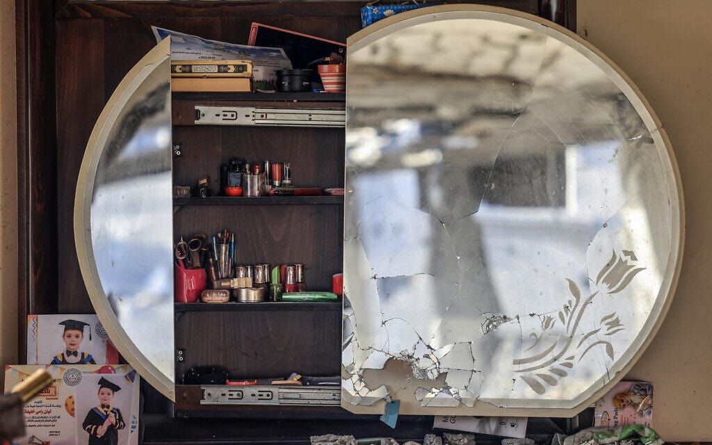 בית של משפחה פלסטינית ברפיח שנפגע בתקיפה ישראלית, 10 בינואר 2024 (צילום: AFP)