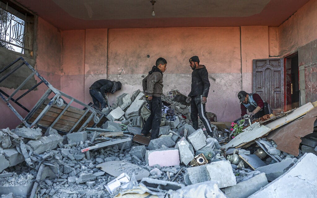מבנה ברפיח שנפגע בתקיפה ישראלית, 13 בינואר 2024 (צילום: AFP)
