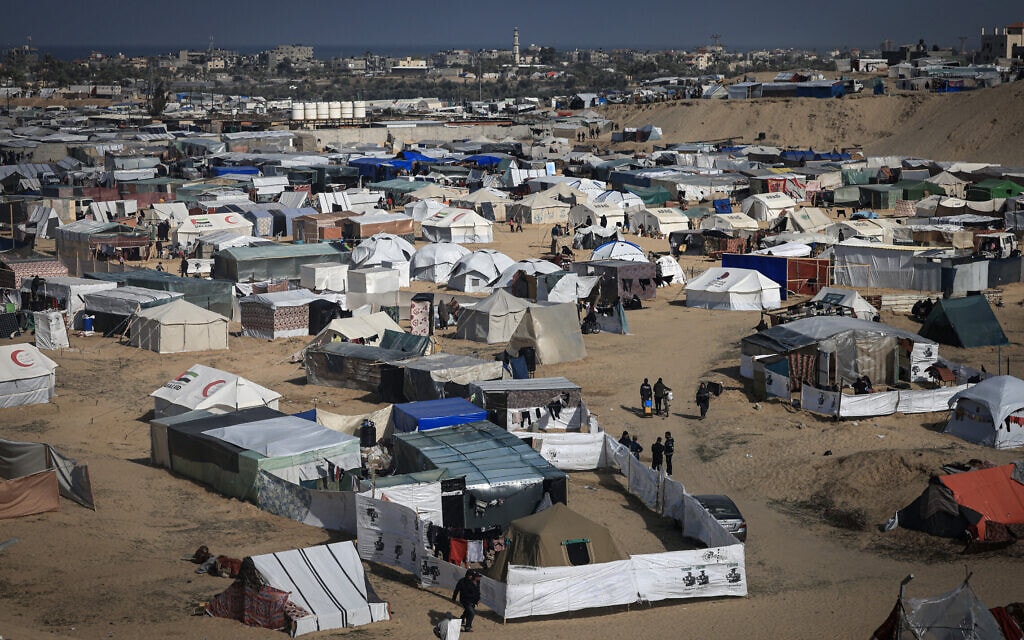 מחנה של עקורים פלסטיניים בשטח רצועת עזה, מערבית לרפיח, בקרבת הגבול עם מצרים, 14 בינואר 2024 (צילום: AFP)