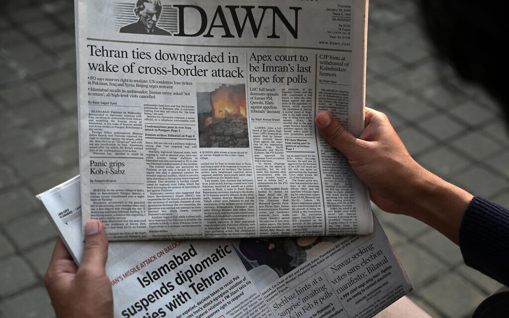 עמד השער של העיתון הפקיסטני באנגלית Dawn אחרי התקיפה האיראנית, 18 בינואר 2024 (צילום: Aamir QURESHI / AFP)