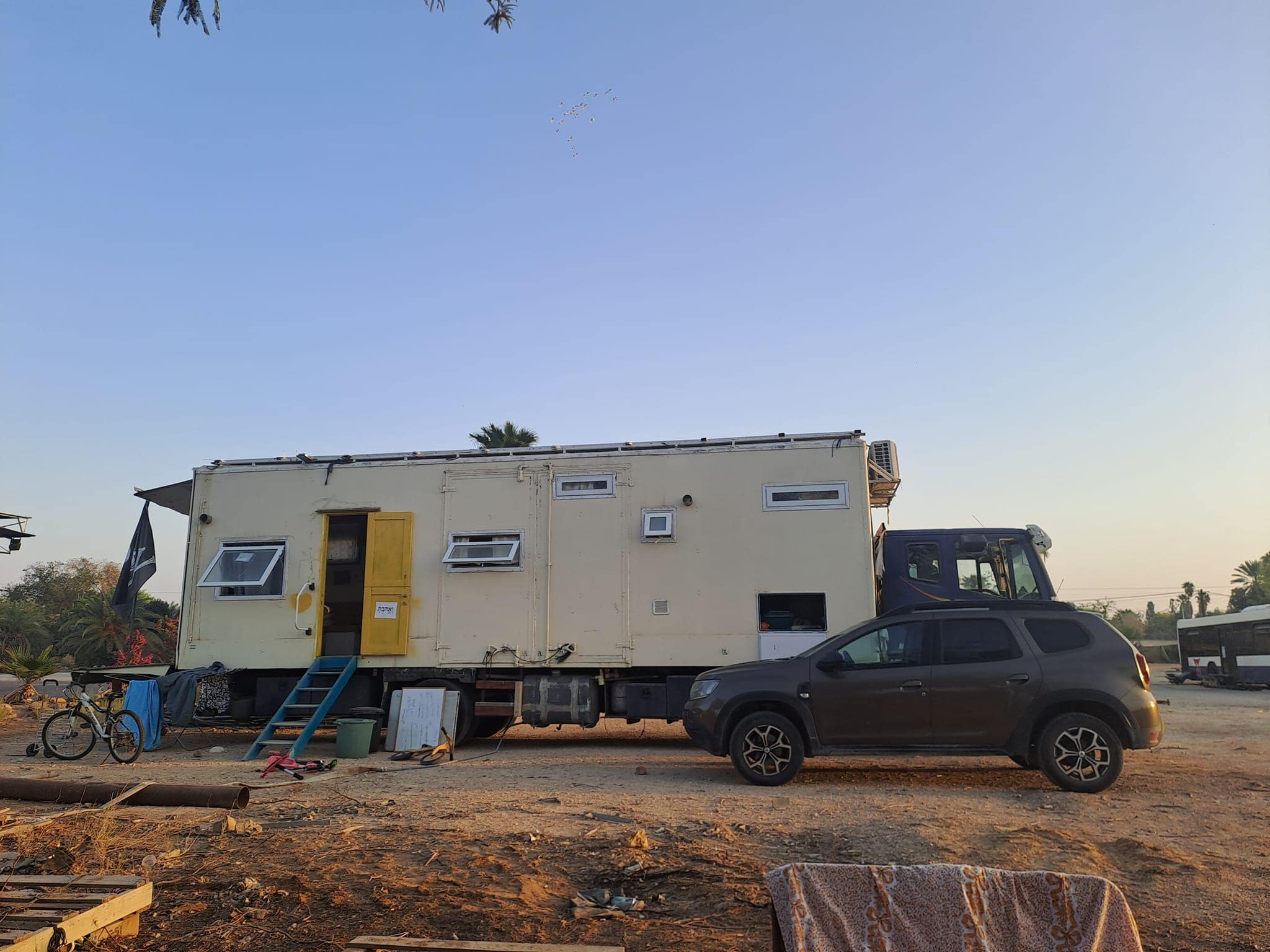 מריומה, המשאית של מור ציפורי, במקום מושבה הנוכחי בעין יהב, דצמבר 2023 (צילום: מור ציפורי)