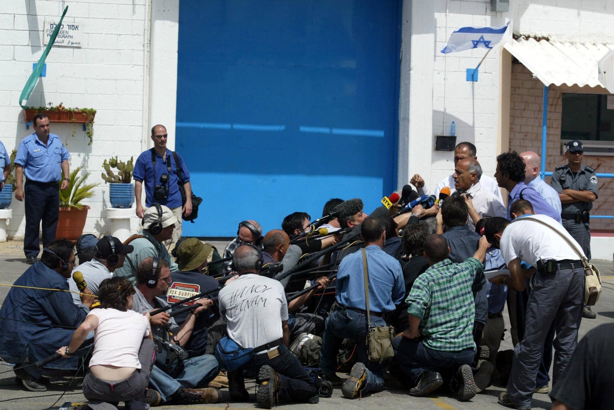 מרדכי ואנונו משוחח עם התקשורת עם שחרורו מבית הסוהר שקמה באשקלון, 21 באפריל 2004 (צילום: Menahem KAHANA / AFP)