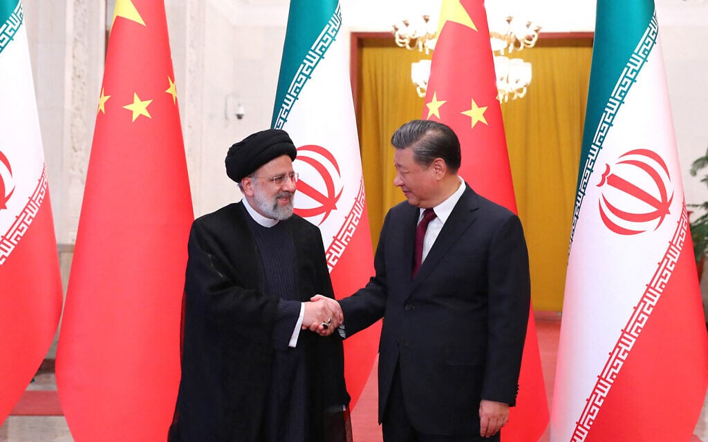 נשיא סין שי ג'ינפינג עם נשיא איראן אבראהים ראיסי בבייג'ינג, 14 בפברואר 2023 (צילום: AFP PHOTO / HO / IRANIAN PRESIDENCY)