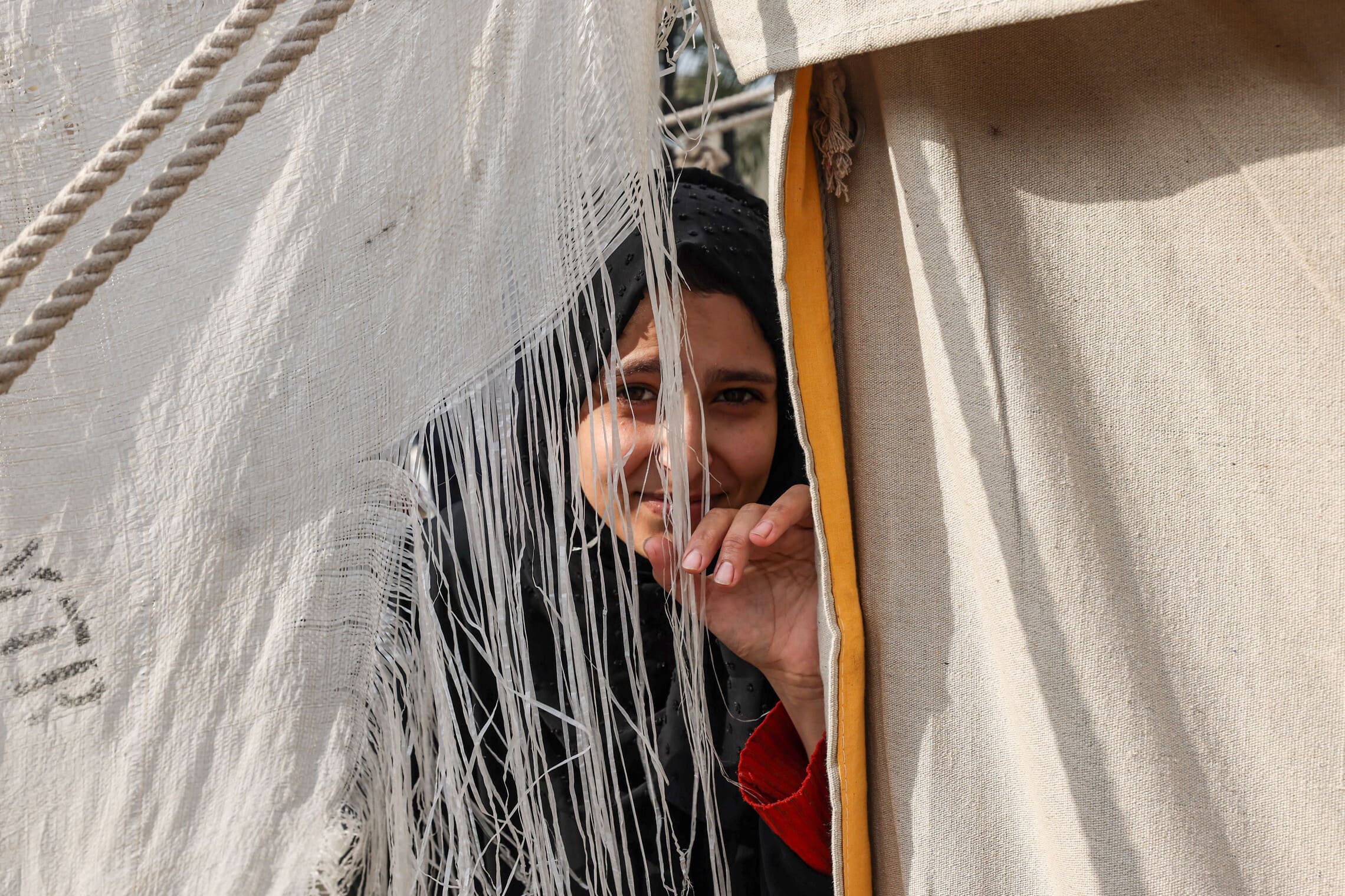 אישה פלסטינית עקורה באוהל ברפיח, 27 בדצמבר 2023 (צילום: MOHAMMED ABED / AFP)