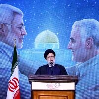 נשיא איראן אבראהים ראיסי נואם בטקס יום הזיכרון לחיסולם של קסאם סולימאני (ברקע מימין) ומפקד הכוחות העיראקים אבו מהאדי אל-מוהנדיס (ברקע משמאל), 3 בינואר 2024