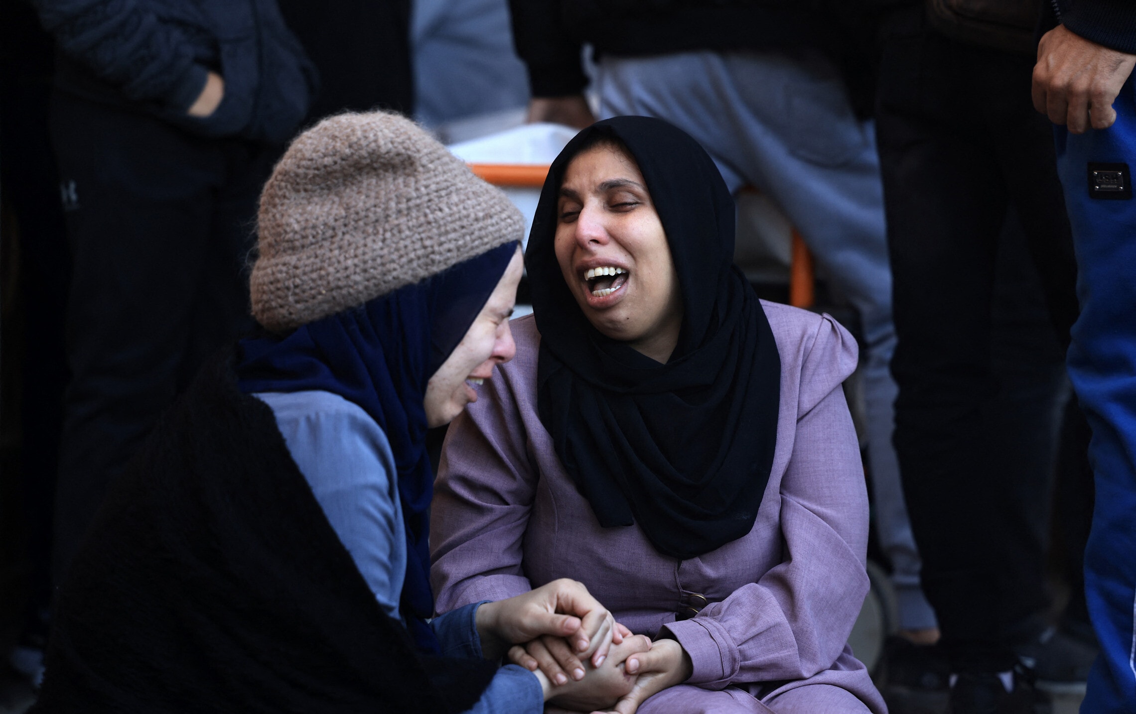 אישה פלסטינית מתאבלת על מות בעלה, שנהרג בהפצצה ישראלית בחאן יונס, 4 בינואר 2024 (צילום: AFP)