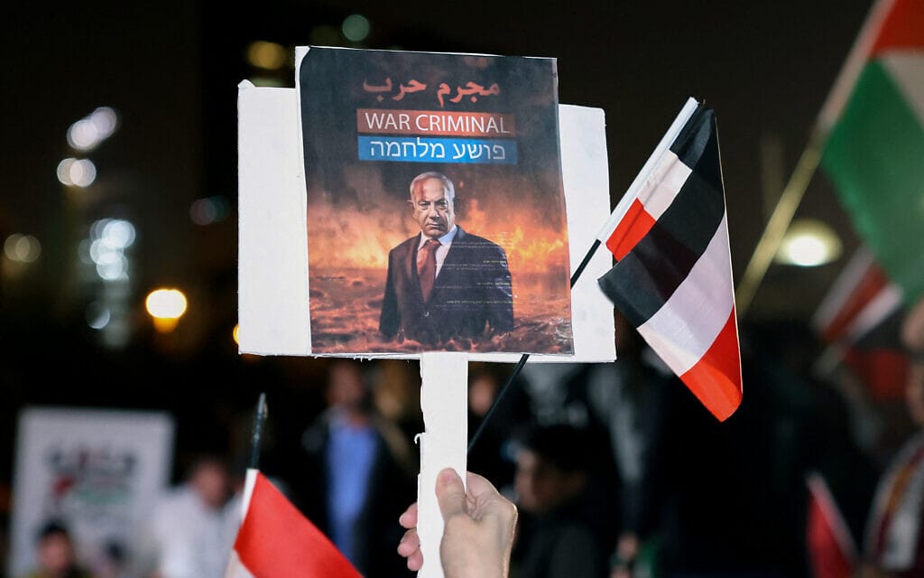 שלט נגד ראש הממשלה בנימין נתניהו בעצרת הזדהות עם תושבי עזה בכווית, 14 בינואר 2024 (צילום: YASSER AL-ZAYYAT / AFP)