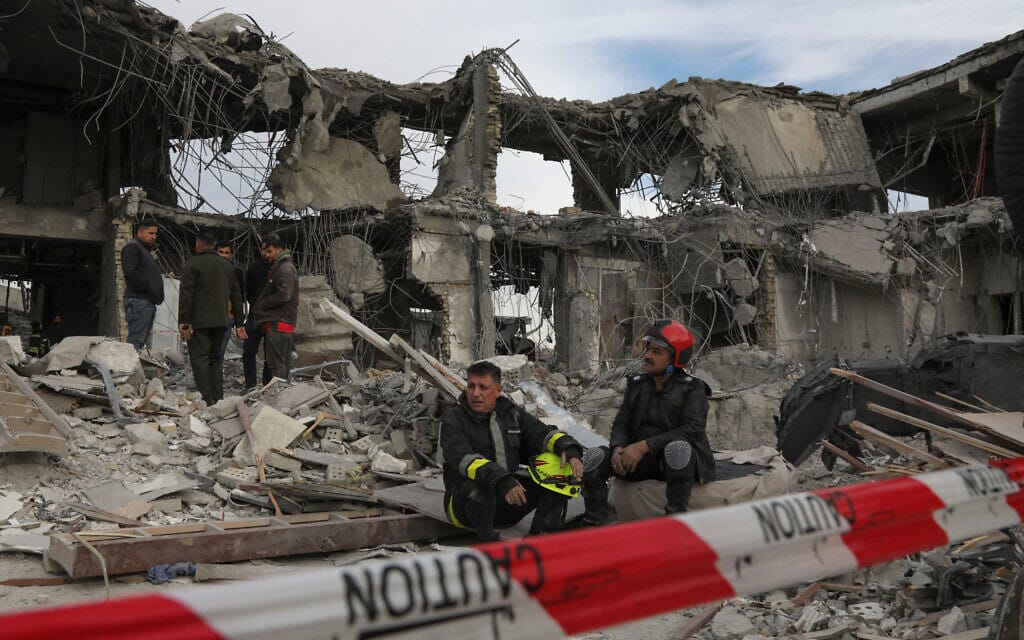 בניין שנפגע בארביל, עיראק, במתקפת טילים איראנית, 16 בינואר 2024 (צילום: Safin HAMID / AFP)