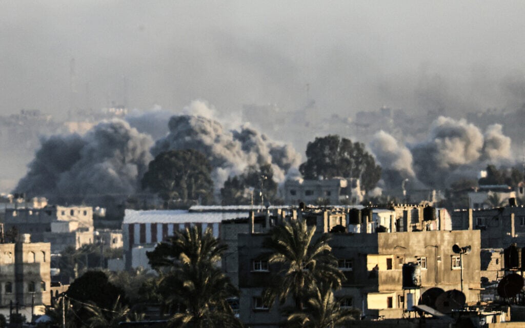 עשן מיתמר בשמי חאן יונס בעקבות תקיפה ישראלית, 22 בינואר 2024 (צילום: AFP)