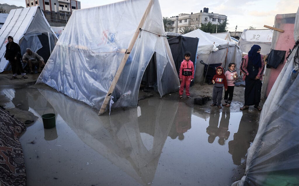 עקורים פלסטיניים במחנה זמני ברפיח, 27 בינואר 2024 (צילום: AFP)