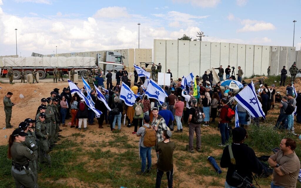 מפגינים מוחים ליד מעבר כרם שלום נגד הכנסת סיוע הומניטרי לרצועת עזה, 29 בינואר 2024 (צילום: Menahem Kahana / AFP)