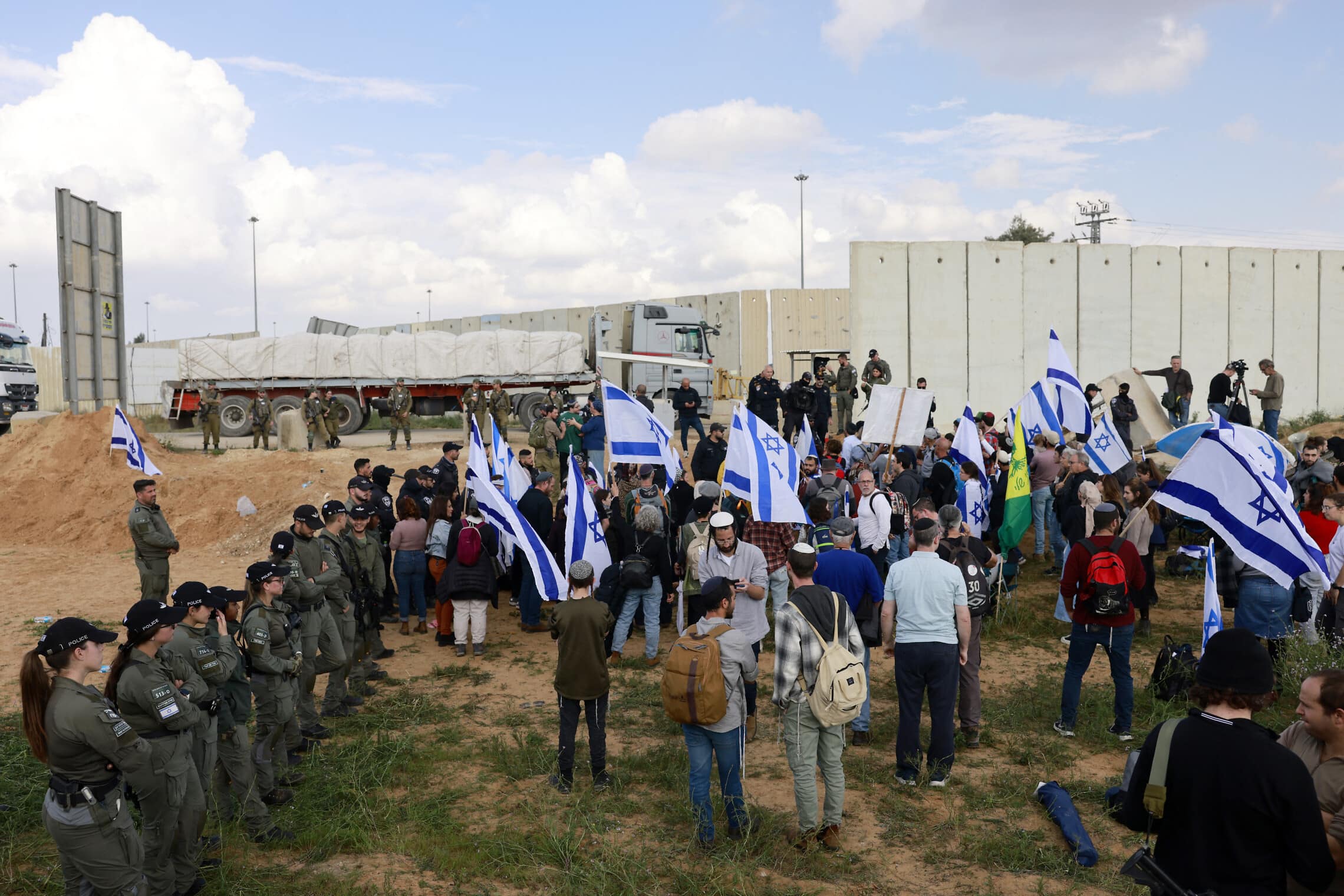 מפגינים מוחים ליד מעבר כרם שלום נגד הכנסת סיוע הומניטרי לרצועת עזה, 29 בינואר 2024 (צילום: Menahem Kahana / AFP)