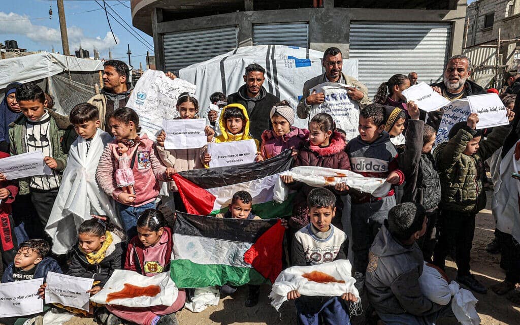 פלסטינים מפגינים ברפיח בקריאה לחדש את התמיכה הבינלאומית באונר&quot;א, 30 בינואר 2024 (צילום: AFP)